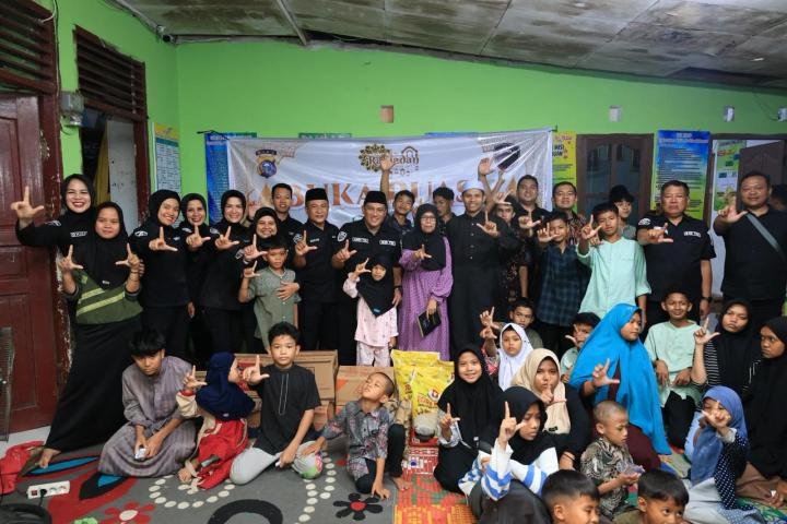 Anak Panti Asuhan Al Akbar Rasakan Kebahagiaan saat Dikunjungi Bid TIK Polda Riau 