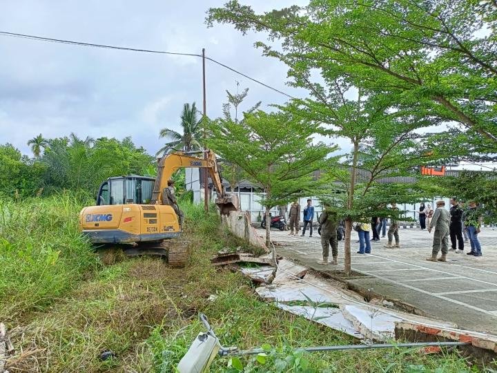 Tertibkan Aset Tanah Pemko, Satpol PP Pekanbaru Bongkar Bangunan Liar 