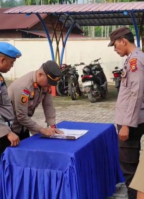 17 Personel Polsek Rupat Utara Teken Pakta Integritas Antinarkoba dan Pelanggaran