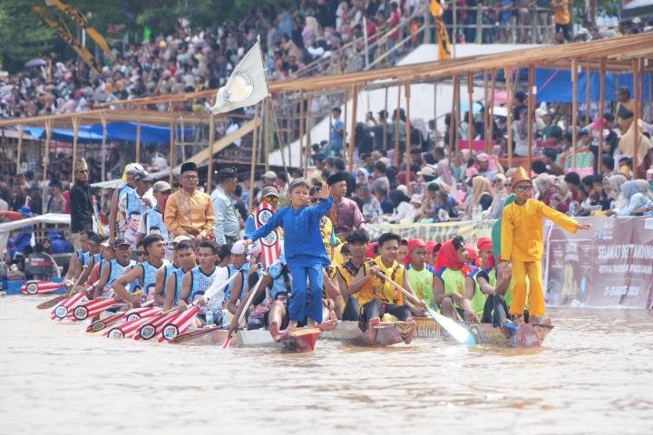 Pembukaan Pacu Jalur Teluk Kuantan 2024 Tumpah Meriah