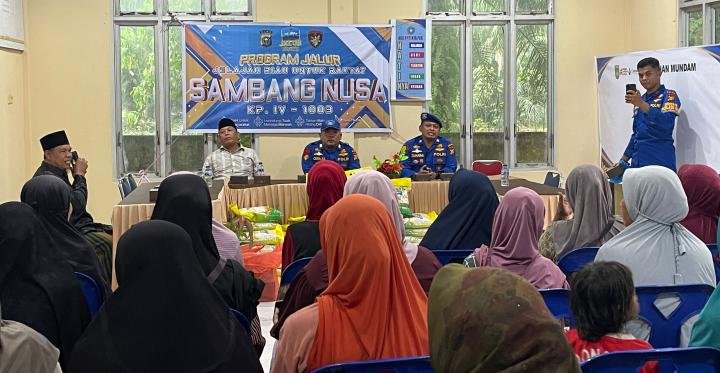Ditpolairud Polda Riau Berikan 50 Paket Sembako ke Nalayan di Dumai melalui Program Jalur