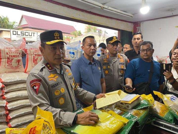 Polda Riau Gerebek Distributor Beras Oplosan di Pekanbaru, 9 Ton Disita