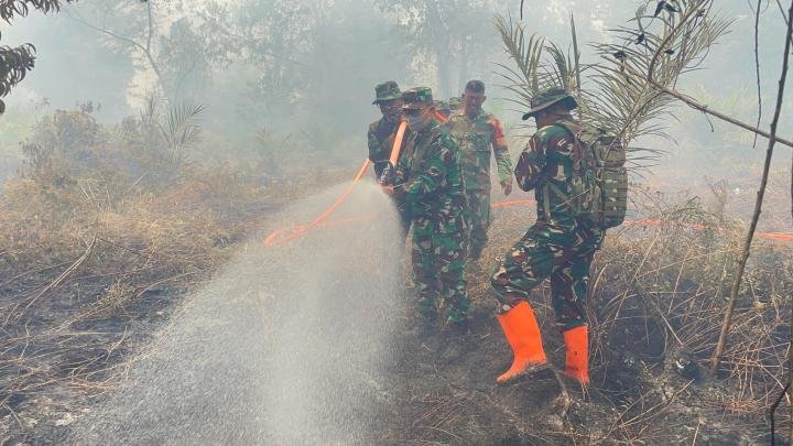 Asops Kasdam XIX Pimpin Pemadaman Karhutla di Teluk Lancar, Kesulitan Karena Lahan Gambut