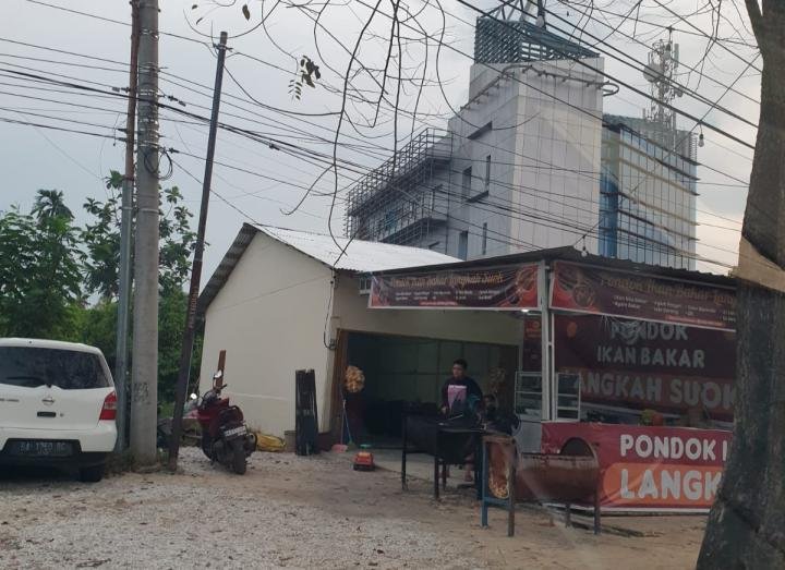 Satpol Minta Pemilik Bangunan Langgar GSB di Arifin Ahmad Bongkar Mandiri 