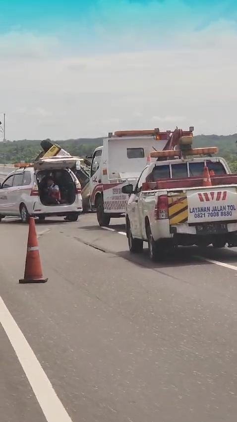 Terguling di Tol Permai, Begini Kondisi Sopir dan Penumpang Mobil Box