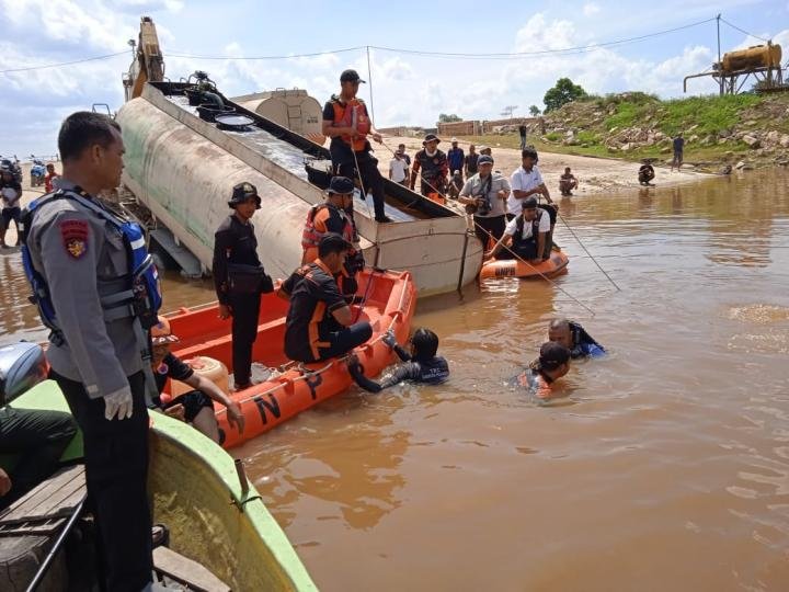 Supir Tewas Terjebak setelah Truk Tangki CPO yang Dikemudikannya Terjun ke Sungai Kampar