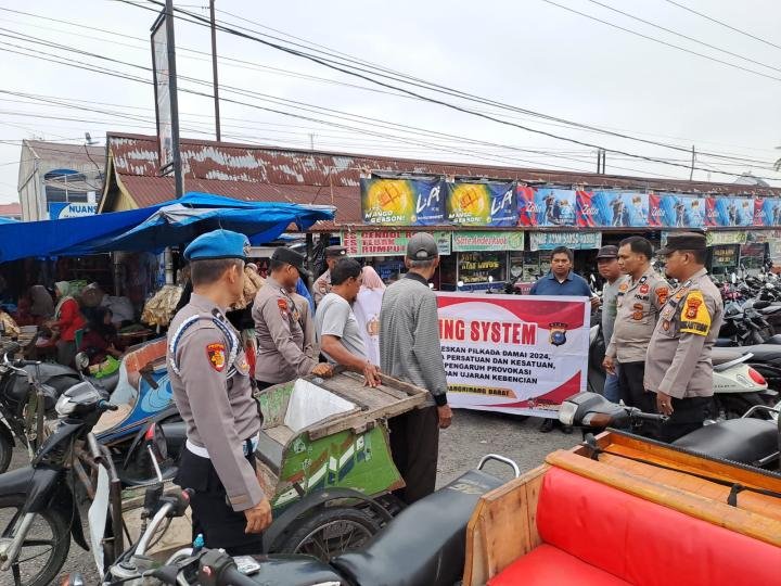 Kanit Binmas Polsek Bangkinang Barat Sambangi Para Pedagang Pasar Kuok
