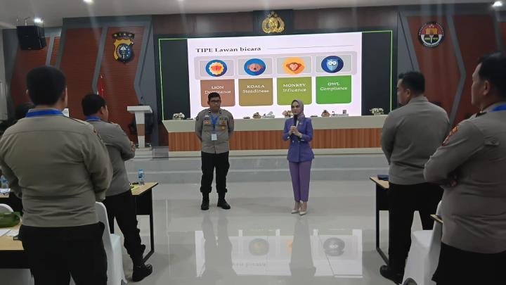 Tingkatkan Kompetensi, Polda Riau Gelar Pelatihan Public Speaking dan Service Excellence