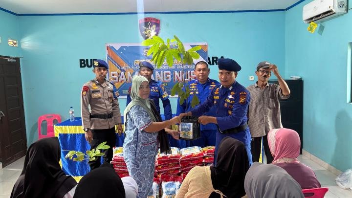 Gelar Program Jalur di Bagan Barat, Ditpolairud Bagikan Sembako dan Bibit Pohon untuk Masyarakat