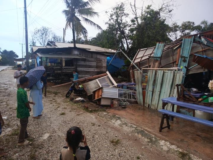 Warung Sate di Desa Padang Mutung Porak-poranda Diterjang Angin Puting Beliung