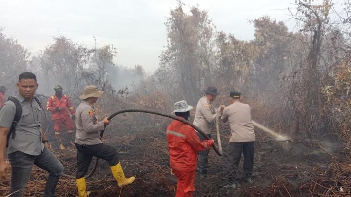Pastikan Karhutla Dekat Perumahan Warga Padam, Kapolres Kampar Turun ke Lokasi