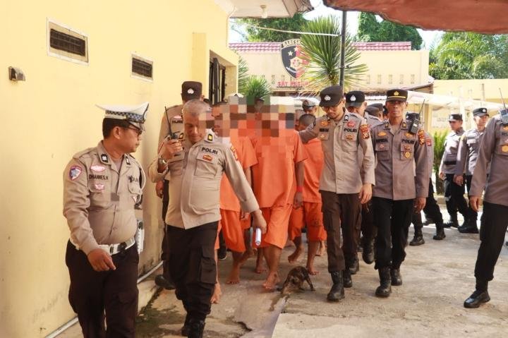 50 Tahanan Narkoba Polres Kampar Dibawa ke Polda Riau