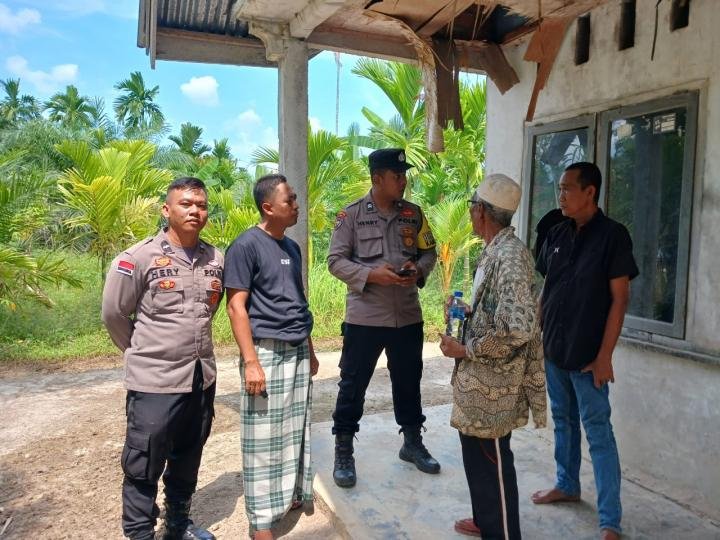 Tersesat, Polsek Bengkalis Antar Pulang Lansia Pikun ke Keluarga