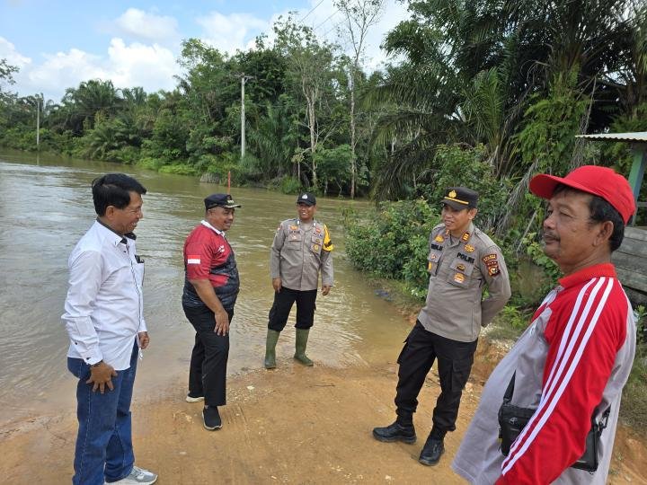 Debit Air Naik, Kapolsek Ukui Pantau Kondisi Sungai Nilo Pelalawan 