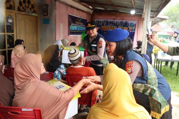 Songsong HUT ke-78 Polwan, Melalui Jalur Polda Riau Salurkan Sembako-Buka Klinik Terapung