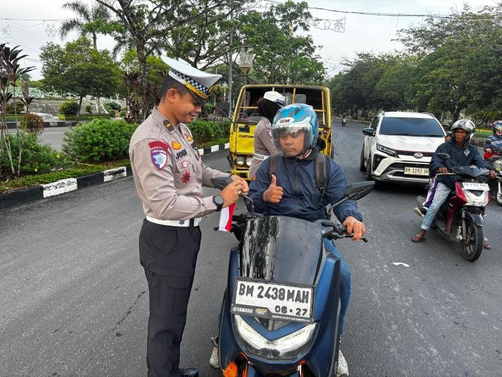 Satlantas Polres Rohul Bagikan Bendera Merah Putih Jelang HUT ke-80 RI: Tumbuhkan Nasionalisme 
