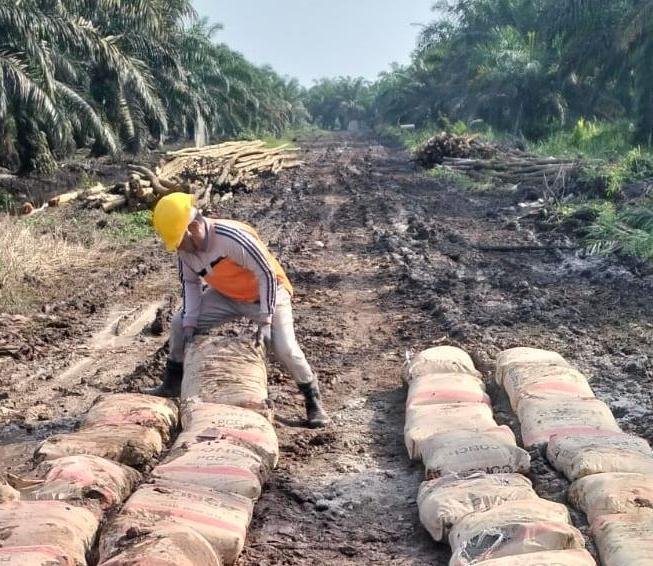 PT CCI dengan Pemdes Kampung Tualang Teken MoU Pembangunan Jalan 