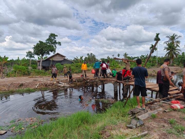 Polda Riau Bangun Jembatan Merah Putih Presisi di Enok: Akses Vital - Keselamatan Warga