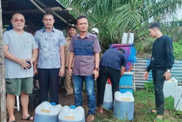 Pengusaha Pekanbaru Borong 1 Ton Madu Hasil Panen Raya KUD Desa Sontang 