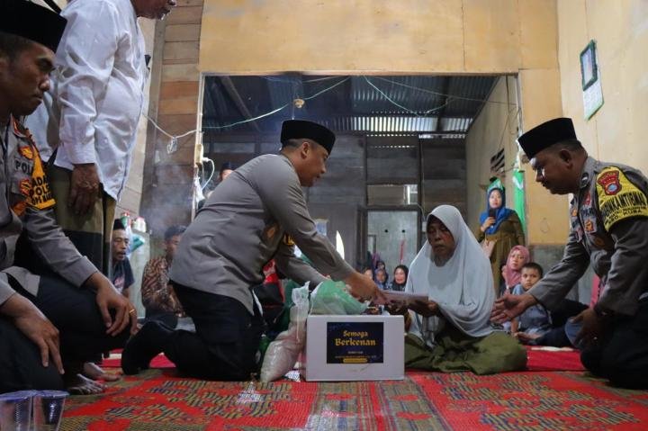 Melayat ke Rumah Korban Diterkam Buaya, Kapolres Rohil Berikan Bantuan Sembako dan Uang Santunan