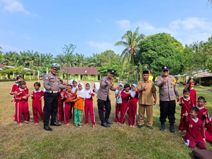 Peduli Lingkungan, Polsek Kunto Darussalam Ajak Murid SD Negeri 015 Menanam Pohon