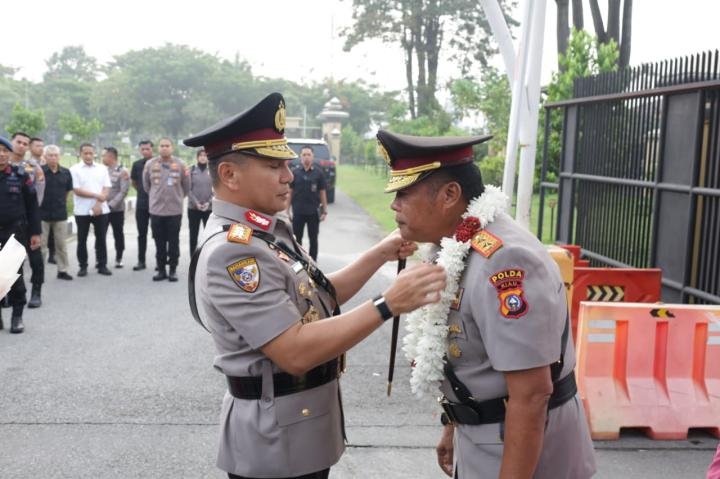 Irjen Arman Dikalungi Bunga, Komjen Herry Dilepas Penuh Haru: Kenangan Berjuang Tidak Kenal Batas