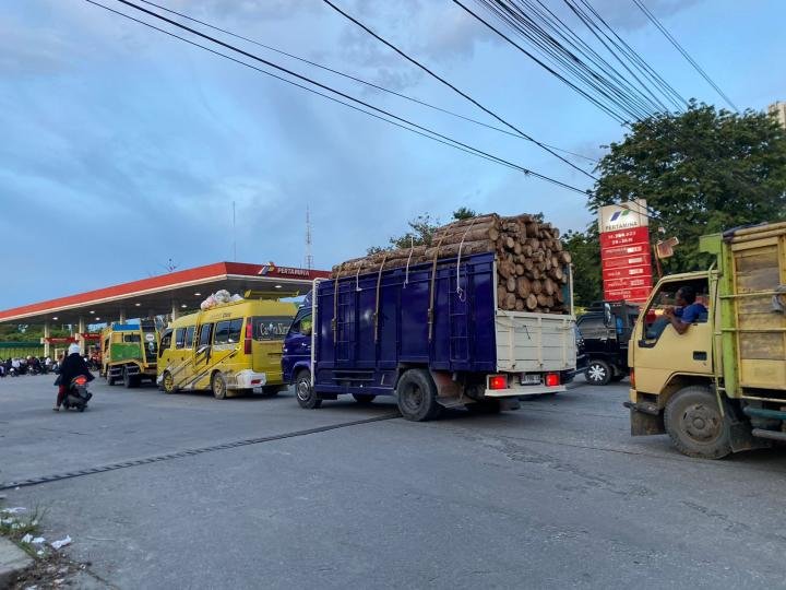 Solar Mulai Langka, Antrean Panjang Muncul di Sejumlah SPBU