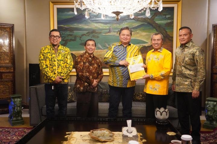 Ketum Golkar Airlangga Hartarto Serahkan SK Calon Gubernur Riau Syamsuar-Mawardi 