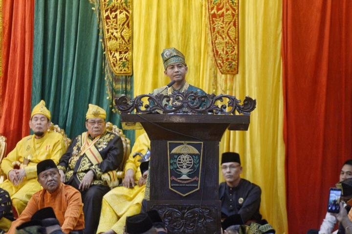 Disambut Tepuk Tepung Tawar, Menteri Kehutanan Meneteskan Air Mata Ingat Mendiang Ayah
