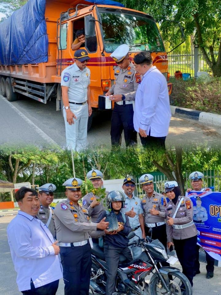 Terjaring Operasi Zebra LK 2025, Kasat Lantas Pelalawan Ganjar Bibit Pohon Bagi Pengendara 