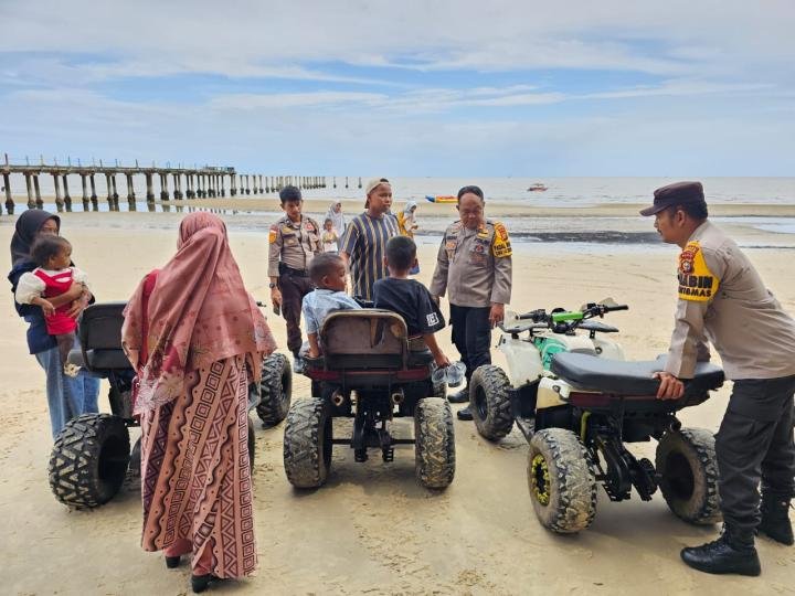 Kapolsek Rupat Utara Tinjau Tempat Wisata Pantai Lapin, Pastikan Kenyamanan dan Keamanan Wisatawan