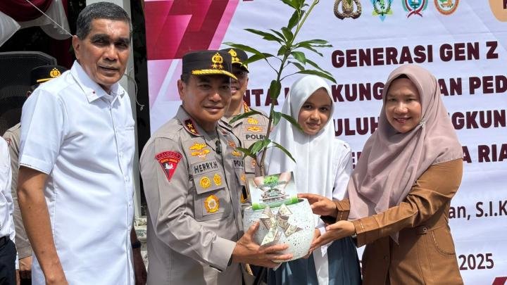 Siswa yang Cinta Lingkungan, Kapolda Riau Berikan SIM Gratis dan Ini Minimal Tanam Pohonnya