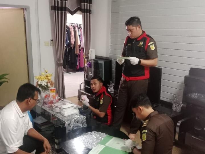 Dugaan Korupsi Deposito dan Kredit Fiktif, Kejari Inhu Geledah Rumah Dirut BPR Indra Arta