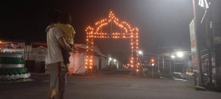 Sambut Hari Raya Idul Adha 1445 H, Perumahan Kartama Raya Semarakkan dengan Lampu Obor