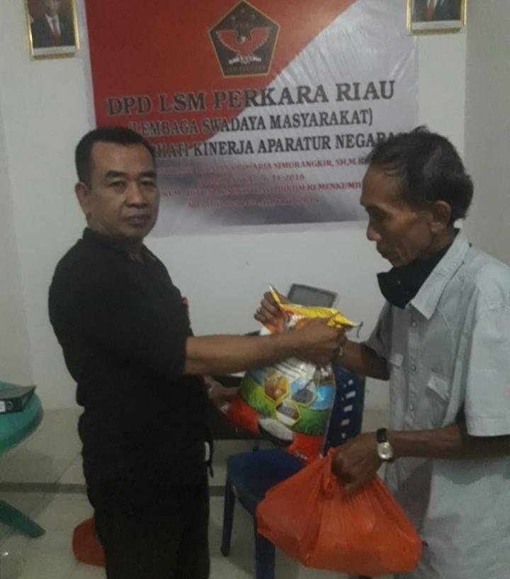 LSM Perkara DPD Riau Bagikan 100 Paket Sembako untuk Warga Tak Mampu