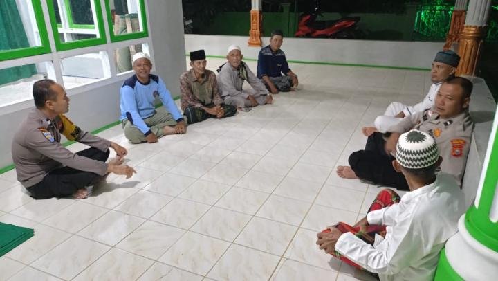 Shalat Berjamaah dan Cooling System Bhabinkamtibmas Polsek Tandun dengan Jamaah Masjid Nurul Hasanah