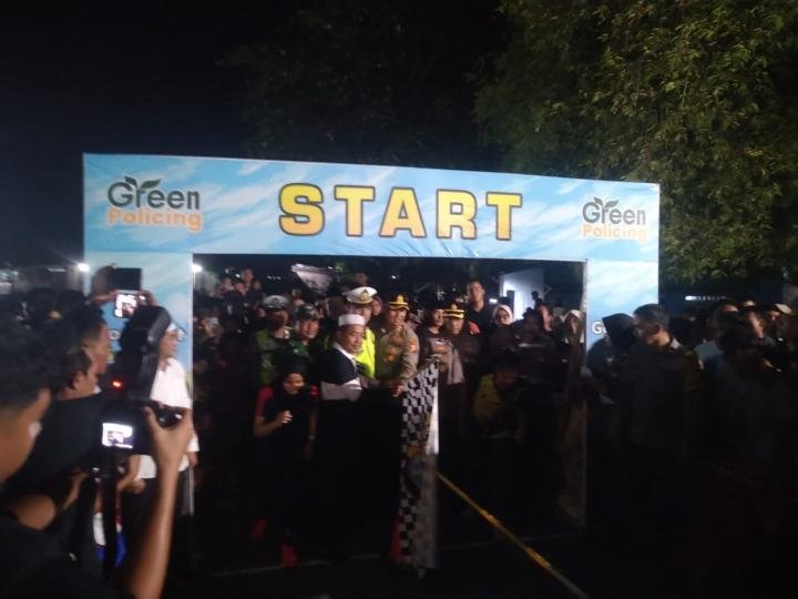 Kapolres dengan Kasat Lantas Siak Adu Cepat Lari 100 Meter: Jadikan Pemuda Berkarakter Unggul