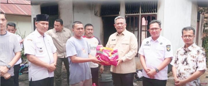 Tinjau Lokasi Kebakaran di Lenggopan, Bupati Rohul Anton Salurkan Bantuan dan Hunian Baru