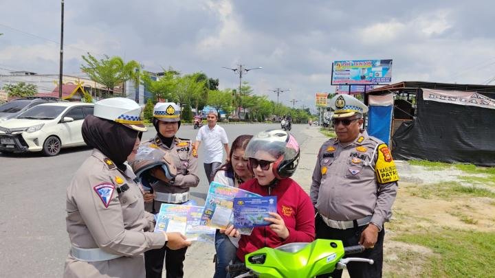 Sapa Pengendara di Jalan Yos Sudarso, Ditlantas Bagikan Brosur Imbauan dan Helm SNI Gratis 