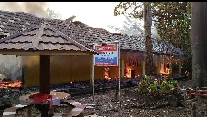 SMKN 1 Teluk Kuantan Terbakar, Sembilan Lokal Ludes Dilalap Api