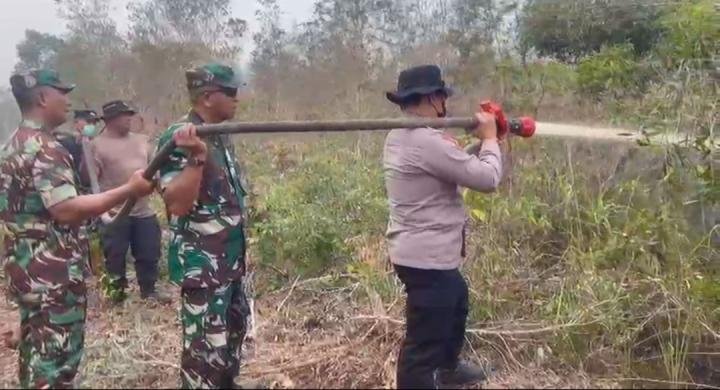 Dansat Brimob Polda Riau Turun Langsung Pimpin Pemadaman Karhutla di Dumai