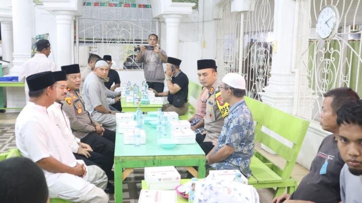 Kapolres Kuansing Bawa Rombongan Makan Sahur di Masjid Raya 