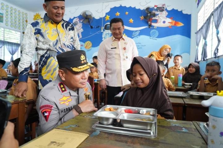 Kapolda Riau Bersama Sekda Sapa Murid MIN, Tiga Tahap Lagi Target MBG Polda Tercapai
