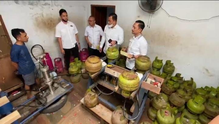 Ditreskrimsus Polda Riau Grebek Gudang Pengoplos LPG Beromset 500 Juta