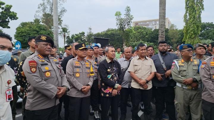 Gubernur Syamsuar Temui Mahasiswa Unri yang Mendemonya di Kantor