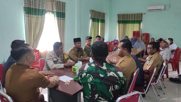 Bhabinkamtibmas Polsek Pinggir Bantu Mediasi Warga Desa Buluh Apo dalam Problem Solving Kamtibmas