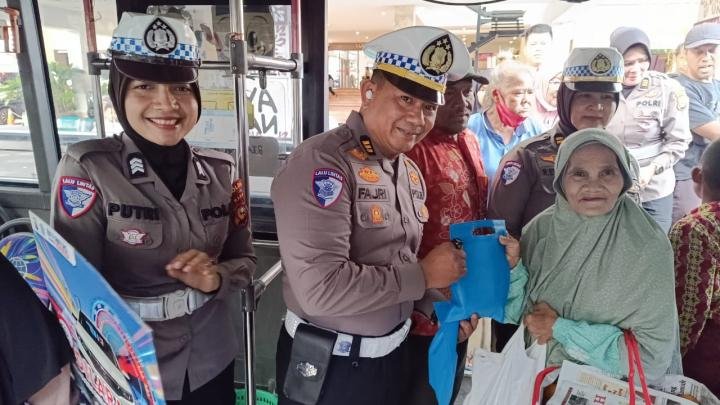 Sapa Warga di Kawasan Sukaramai Trade Center, Polantas Polda Riau Bagikan Snack dan Minuman