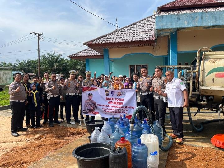 Sambut Hari Bhayangkara ke-80, Satlantas Polres Inhu Salurkan Air Bersih ke Warga