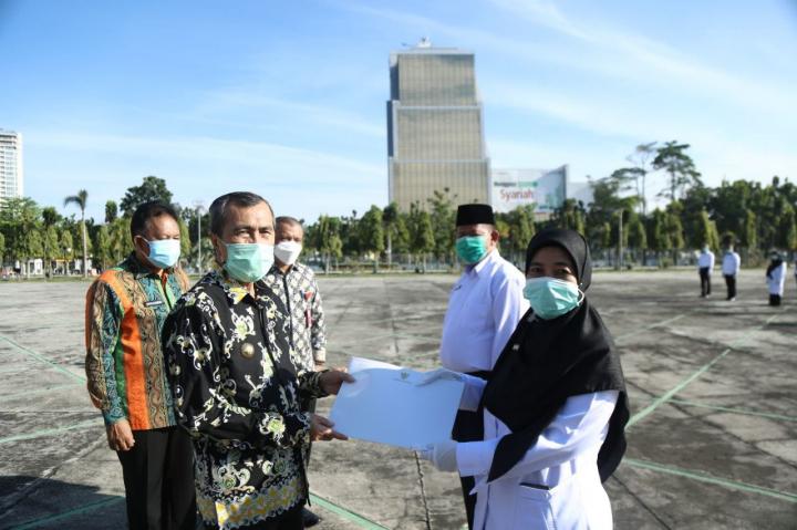 108 Guru Honorer Riau Dapat SK dari Gubernur, Apa Bedanya dengan PNS?