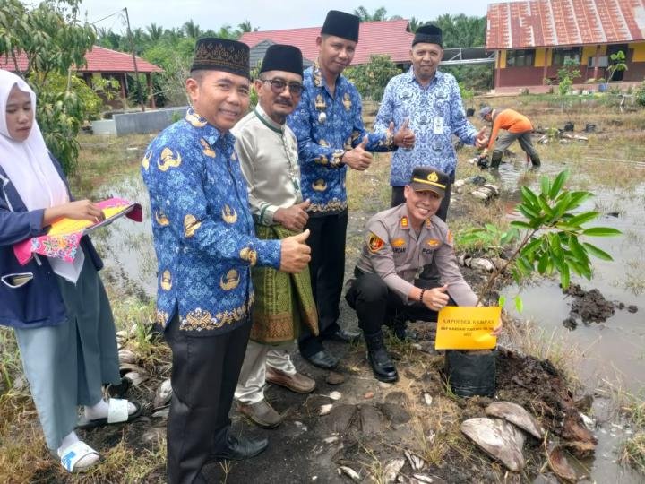 Hadiri Hardiknas, Kapolsek Kempas Bersama Forkopimcam Tanam 100 Bibit Pohon Buah-buahan